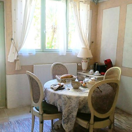 Апартаменты A L'Ombre Du Tilleul Живерни Экстерьер фото